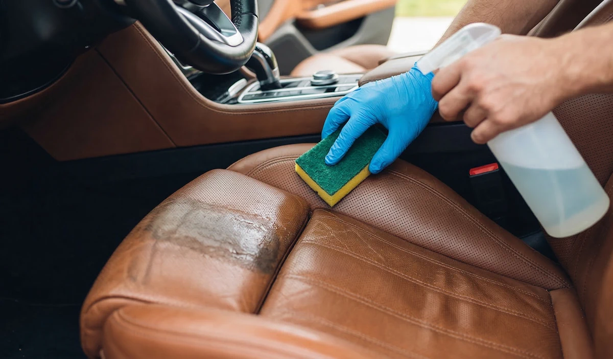 Czyszczenie i konserwacja skórzanej tapicerki – najczęstsze błędy i porady